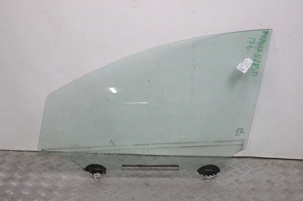 Скло двері переднє ліве Toyota Corolla Verso 2004-2009 681020F010 (63711) від компанії Автозапчастини б/в для японських автомобілів - вибирайте Razborka6062 - фото 1