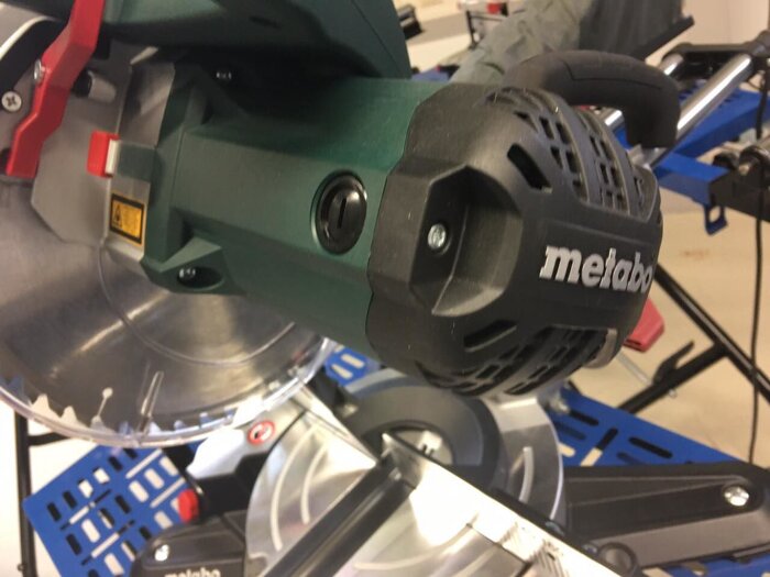 Торцовочная пила Metabo KGS 216 M