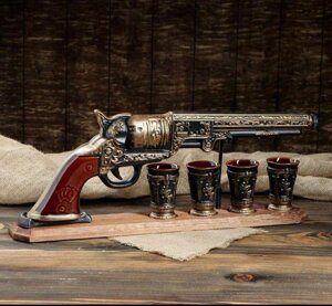 Пляшка з кабітами, револьвер на дерев’яній підставці, подарунок чоловікові