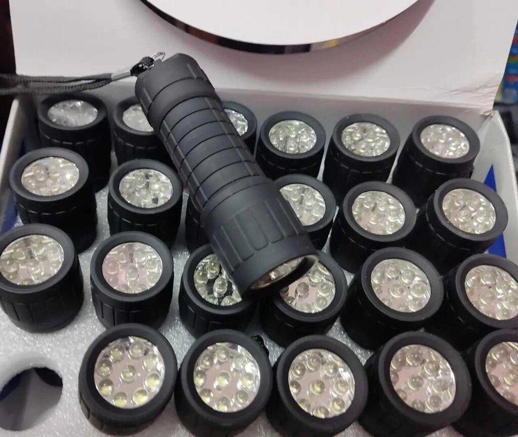 Світлодіодний кишеньковий ліхтарик від батарейок ААА, 9 LED, 10,5 см від компанії Artiv - Інтернет-магазин - фото 1