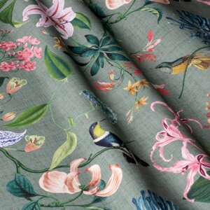Декоративная ткань для штор с крупными цветными растениями и птицами на сером