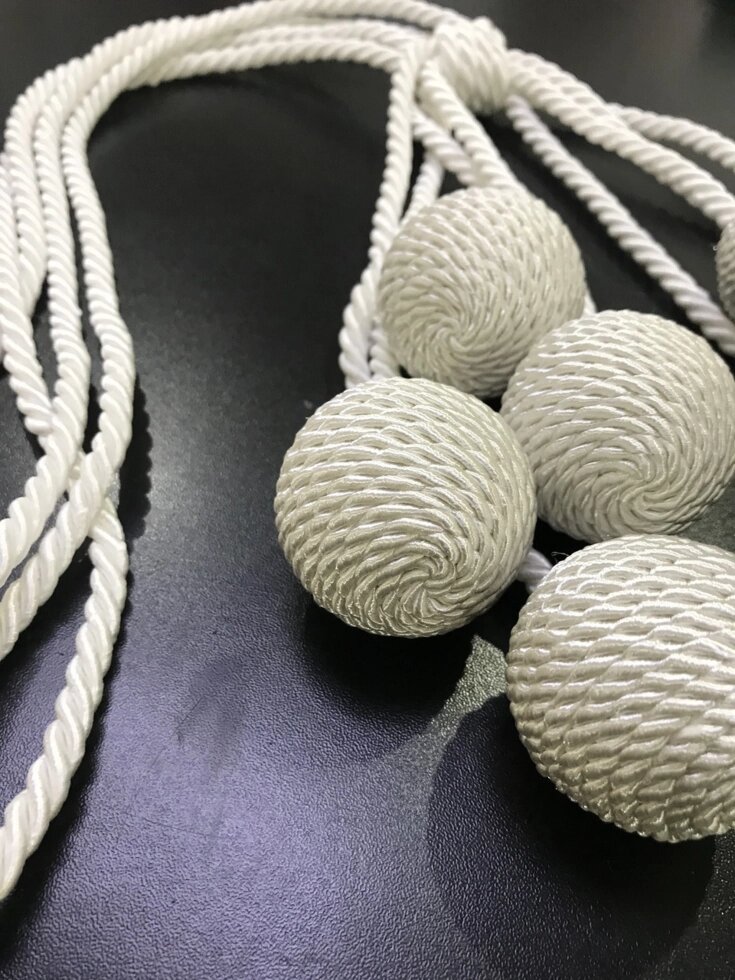 Підхоплення для штор плетені кулі на шнурку молочного кольору від компанії Салон штор Arsian Textile - фото 1