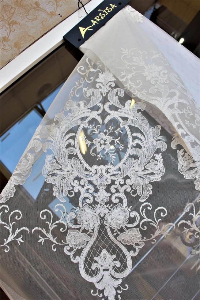 Тюль біла з вишитою короною колекція Arsisa від компанії Салон штор Arsian Textile - фото 1