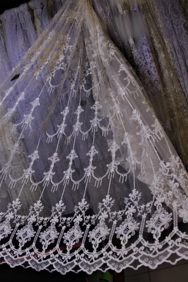 Тюль молочна з красивою вишивкою на фатину в вітальню від компанії Салон штор Arsian Textile - фото 1
