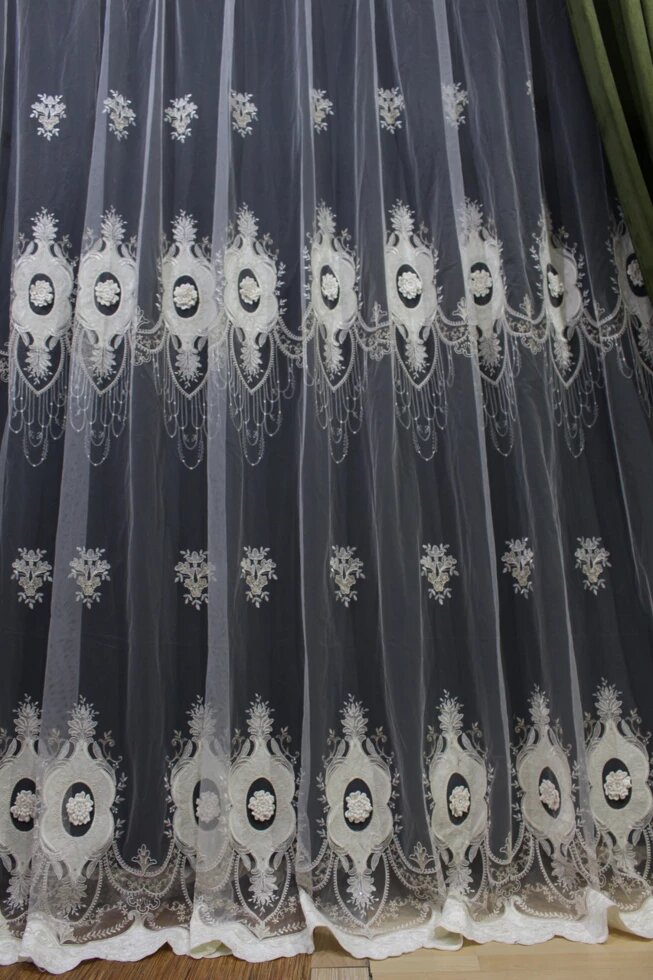 Тюль молочний з квітами 3Д зі вставками оксамиту і камінням в вітальню від компанії Салон штор Arsian Textile - фото 1