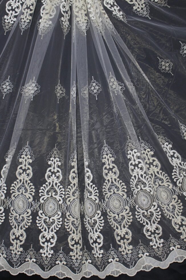 Тюль вышита  белой и золотой шениловой  ниткой на белом  грек фатине від компанії Салон штор Arsian Textile - фото 1