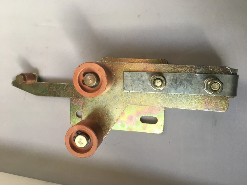 Замок каретки дверей на кабіну 400 кг. Ролик замка 3358800 від компанії ТОВ "Інструмент" - фото 1