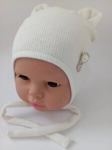 Демісезонна дитяча шапка на зав'язках для дівчинки біла ангора