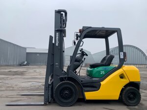 Вилковий автонавантажувач Komatsu з бічним зміщенням. Модель: FG25C-15.