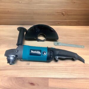 Кутова шліфмашина Makita GA9020