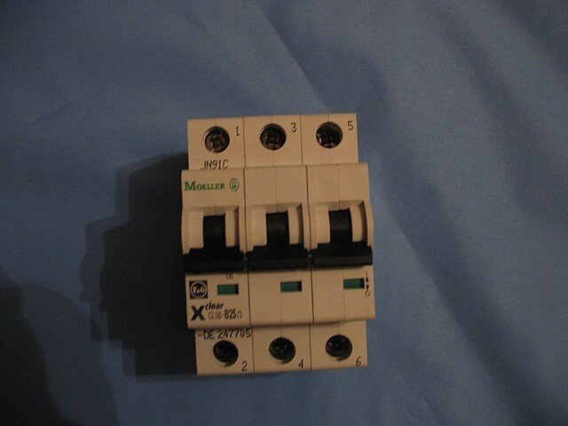 Автоматичні вимикачі B 25/3 від компанії SERVICE-CLUB - фото 1