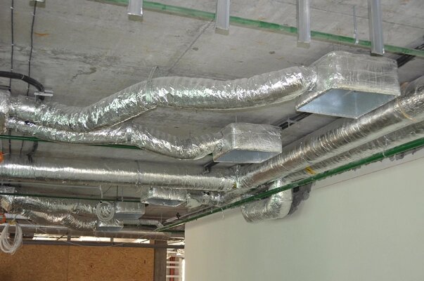 Монтаж гибких воздуховодов вентиляции - фото