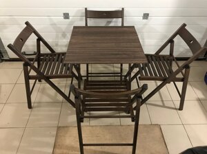 Набор темных складных деревянных стульев со столом Арт.774т