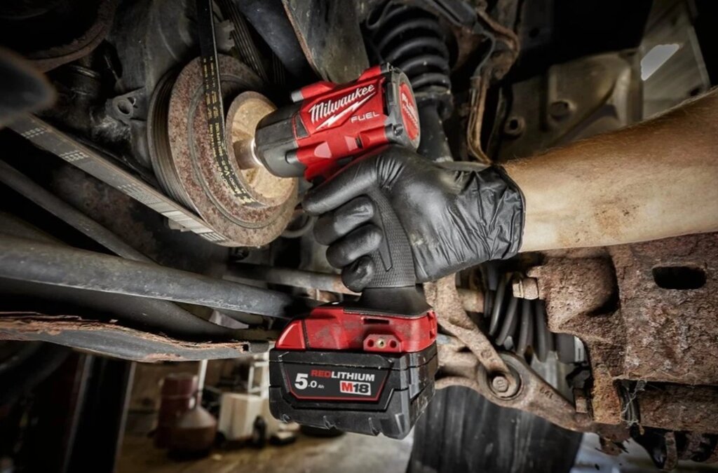 Гайковерт високомоментний MILWAUKEE 1/2" (881 Нм) з фрикційним кільцем MILWAUKEE M18 FMTIW2F12-502X від компанії instrade - фото 1