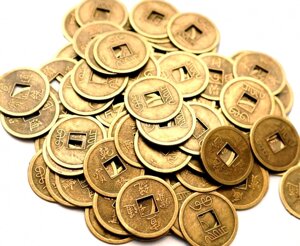 Монета шматок бронзового кольору 100 монет