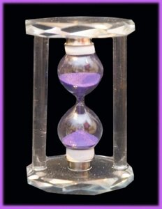 Шліфувальний годинник у скляному фіолетовому піску