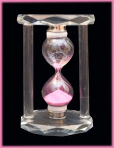 Шліфувальний годинник у скляному корпусі рожевий пісок