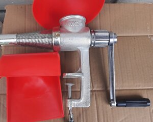 Соковитискач чавунний для томатів ручний