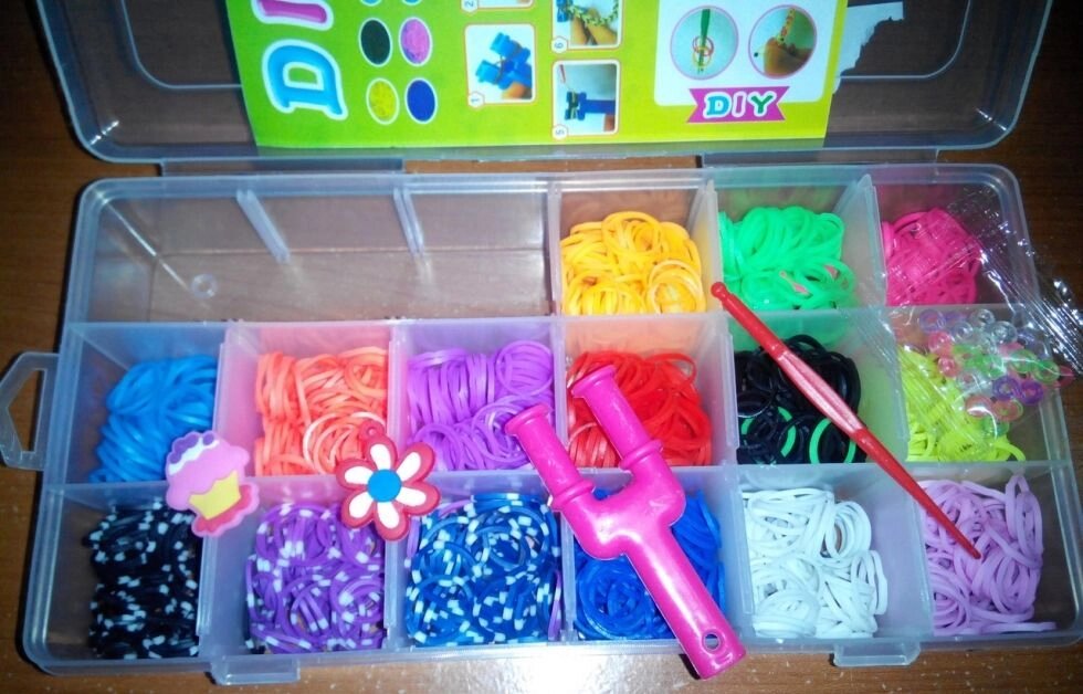 Резиночки для плетіння браслетів Rainbow Loom bands 1200 шт. від компанії Інтернет-магазин «Світ подарунків» - фото 1