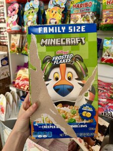 Сухий сніданок Kelloggs Cereal Minecraft Frosted Flakes Creeper Bit Marshmallows 476 g (Пошкоджена упаковка)