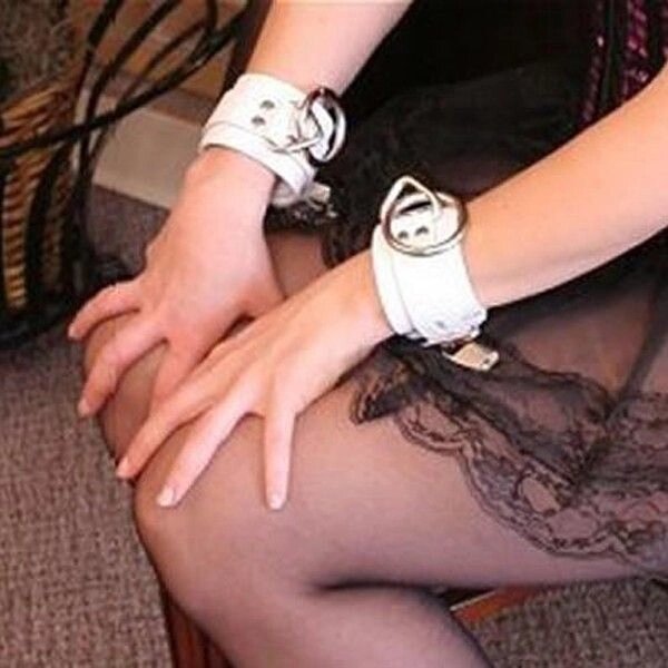 Білі шкіряні наручники зі шкіри від компанії Elektromax - фото 1