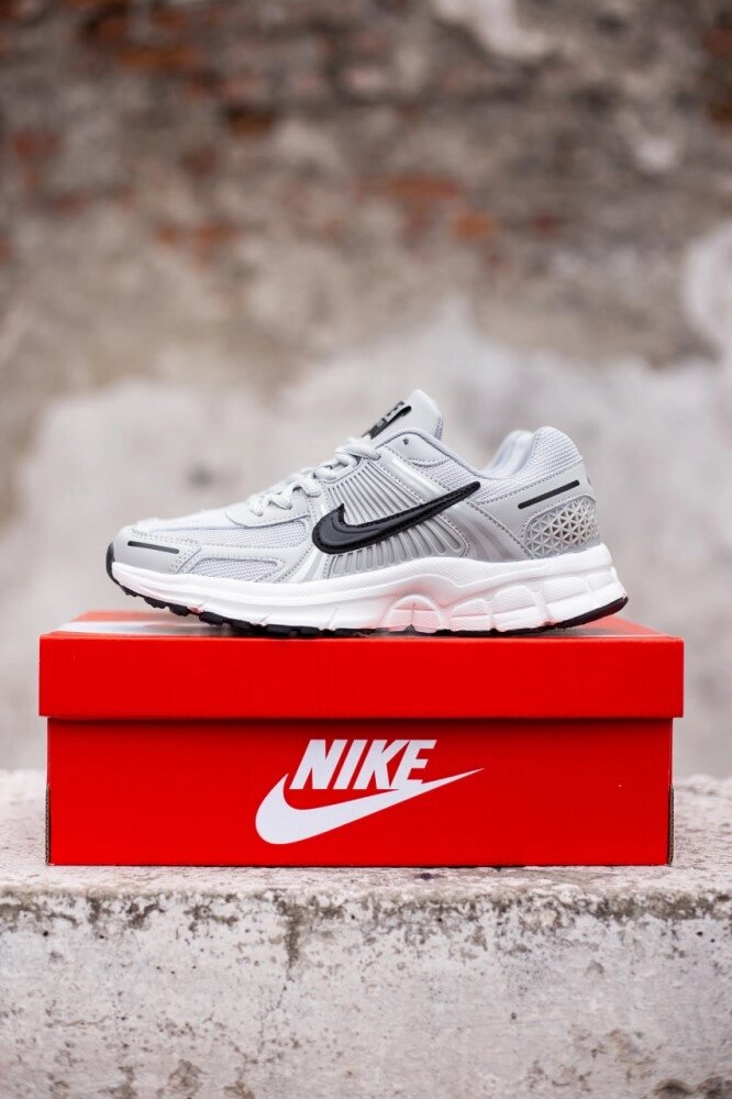 Чоловічі кросівки Nike Vomero 5 light grey від компанії Elektromax - фото 1