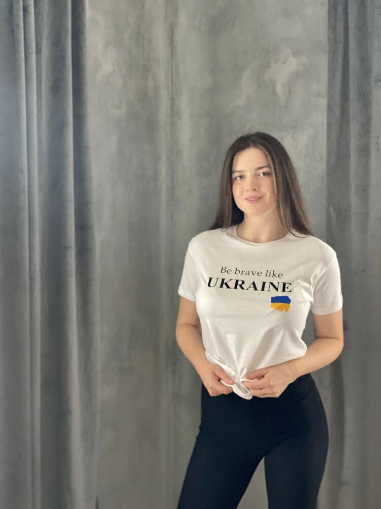 Футболка з принтом біла Be brave like Ukraine від компанії Elektromax - фото 1