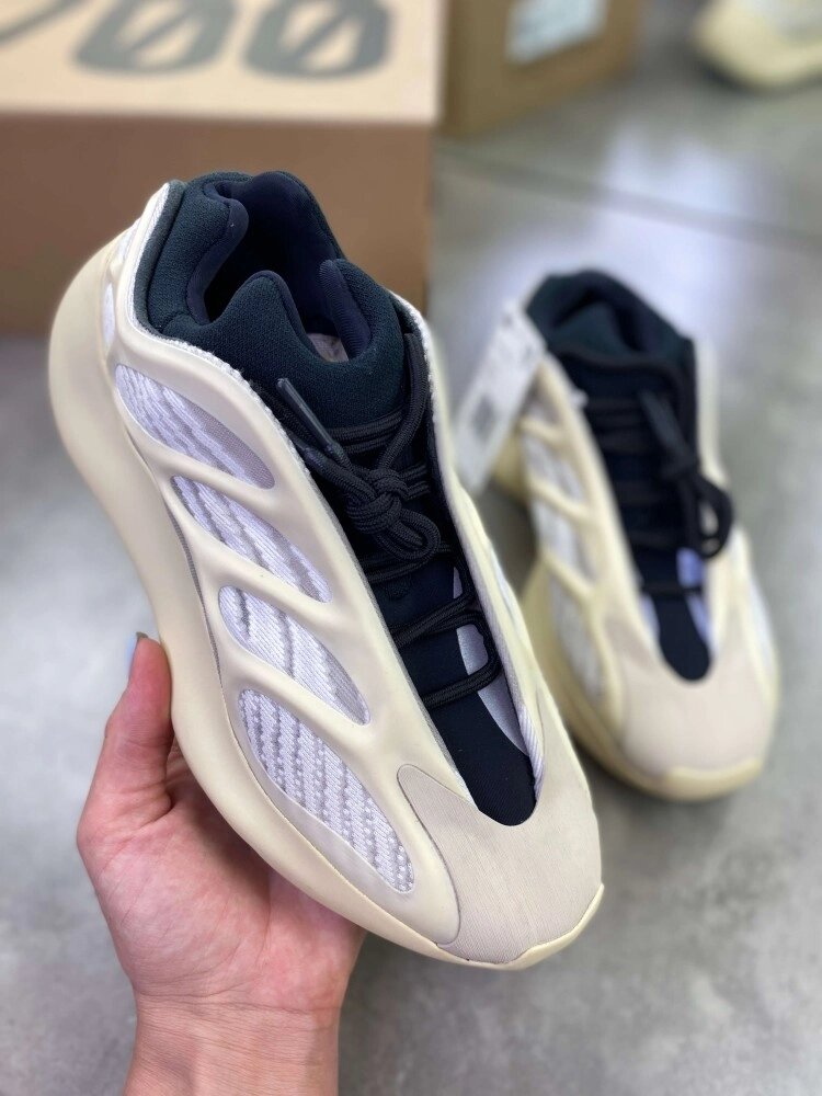 Кросівки Adidas Yeezy Boost 700  V3 Azael бежевого кольору ob381 від компанії Elektromax - фото 1