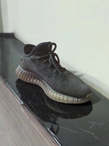 Кросівки Adidas Yeezy Boost 350 V2 чорного кольору