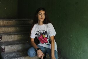 Біла футболка з яскравим принтом Stussy