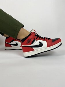 Жіночі кросівки Nike Air Jordan 1 retro червоні з чорним / білим