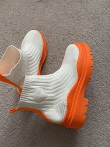 Жіночі кросівки високі трикотажні білого кольору на яскраво оранжевій підошві неон 39 розмір