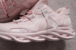 Жіночі кросівки стильні ніжно-рожевий футуристична підошва 37-41