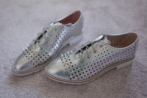 Жіночі туфлі в стилі Valentino перфорація срібло шипи 38-39