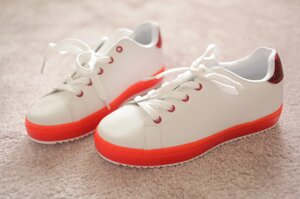 Жіночі кросівки білі з червоною підошвою 38-39