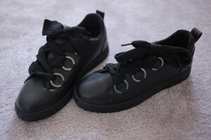 Жіночі кросівки туфлі повністю чорні з широкими шнурками в кільця люверси 39