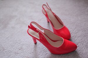 Жіночі босоножки червоні з закритим носком на підборі класика 36-39 розмір
