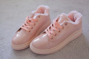 Жіночі кросівки рожеві нюдові лакові утеплені хутром 37-38 розмір