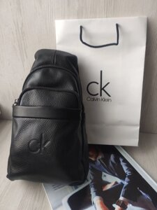 Чоловіча шкіряна сумка слінг Calvin Klein через плече чорна