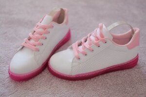 Жіночі білі кросівки на рожевій підошві перфоровані 37-38