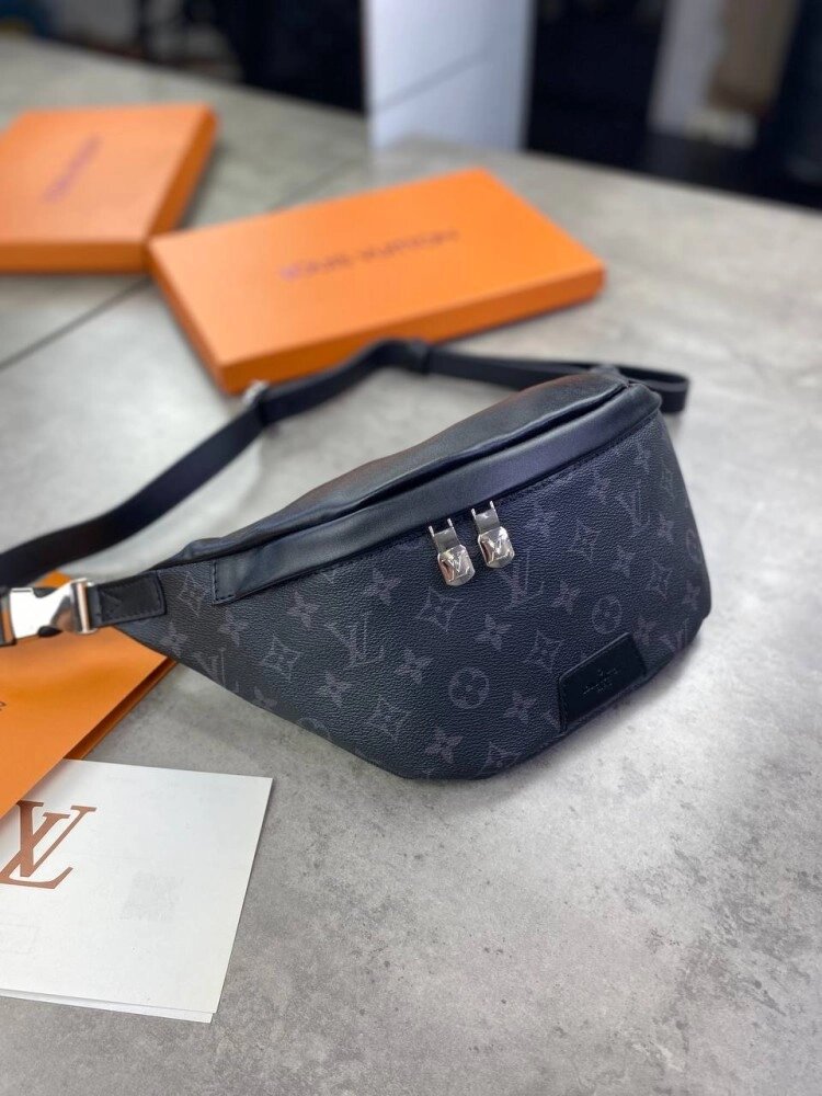 Поясна сумка сіра Louis Vuitton Discovery із канви Monogram Eclipse c595 від компанії Elektromax - фото 1