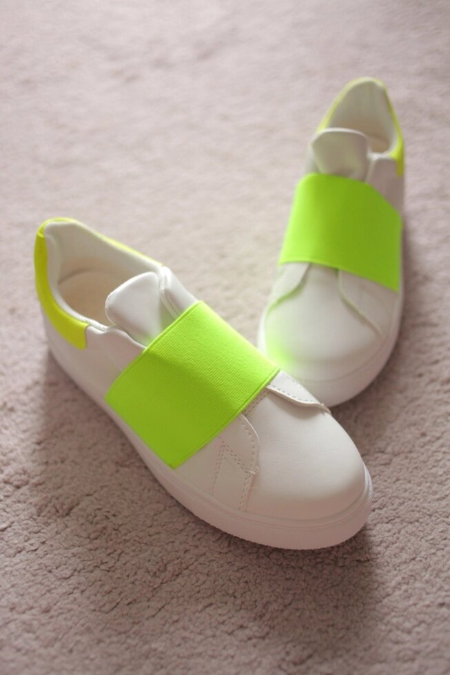 Жіночі білі кросівки екошкіра з гумкою салатового кольору 39-40 від компанії Elektromax - фото 1