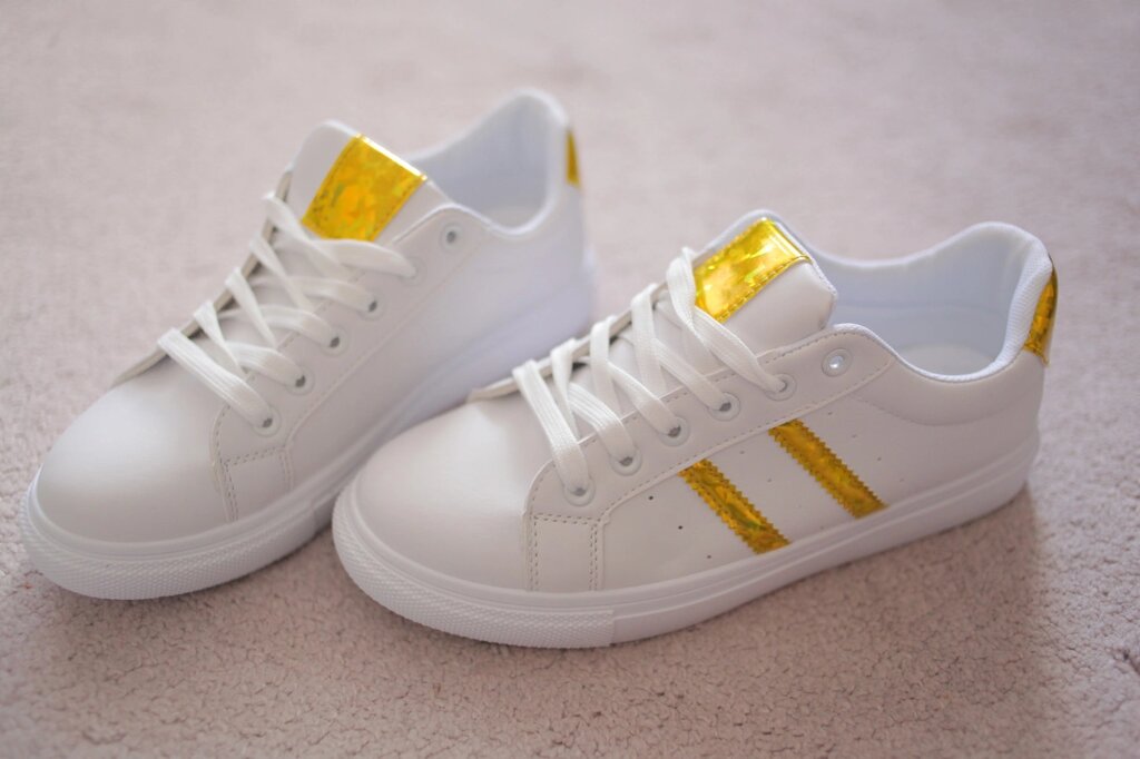 Жіночі кросівки білі із золотими вставками й елементами 37-38 розмір від компанії Elektromax - фото 1