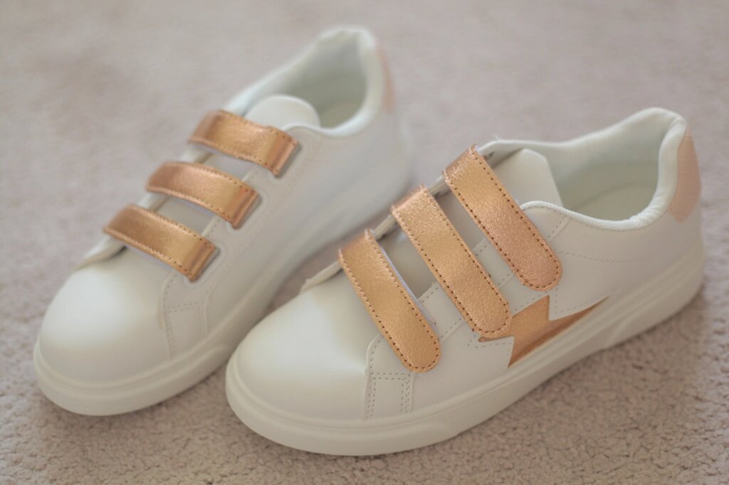 Жіночі кросівки білі три липучки кольору золота 37 розмір від компанії Elektromax - фото 1