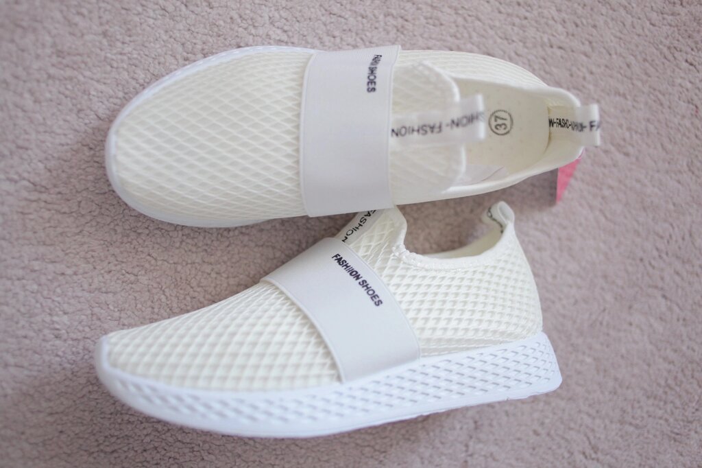 Жіночі кросівки білі трикотажні гнучкі 39 розмір від компанії Elektromax - фото 1