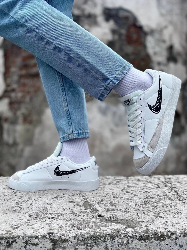 Жіночі кросівки nike blazer low sketch black white від компанії Elektromax - фото 1