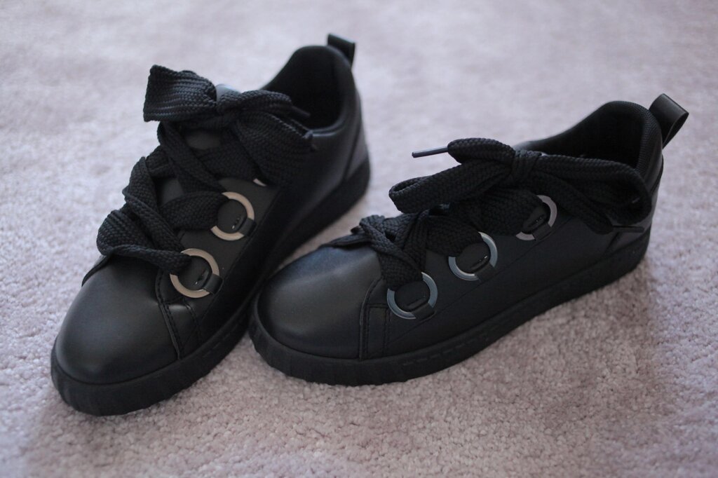 Жіночі кросівки туфлі повністю чорні з широкими шнурками в кільця люверси 39 від компанії Elektromax - фото 1