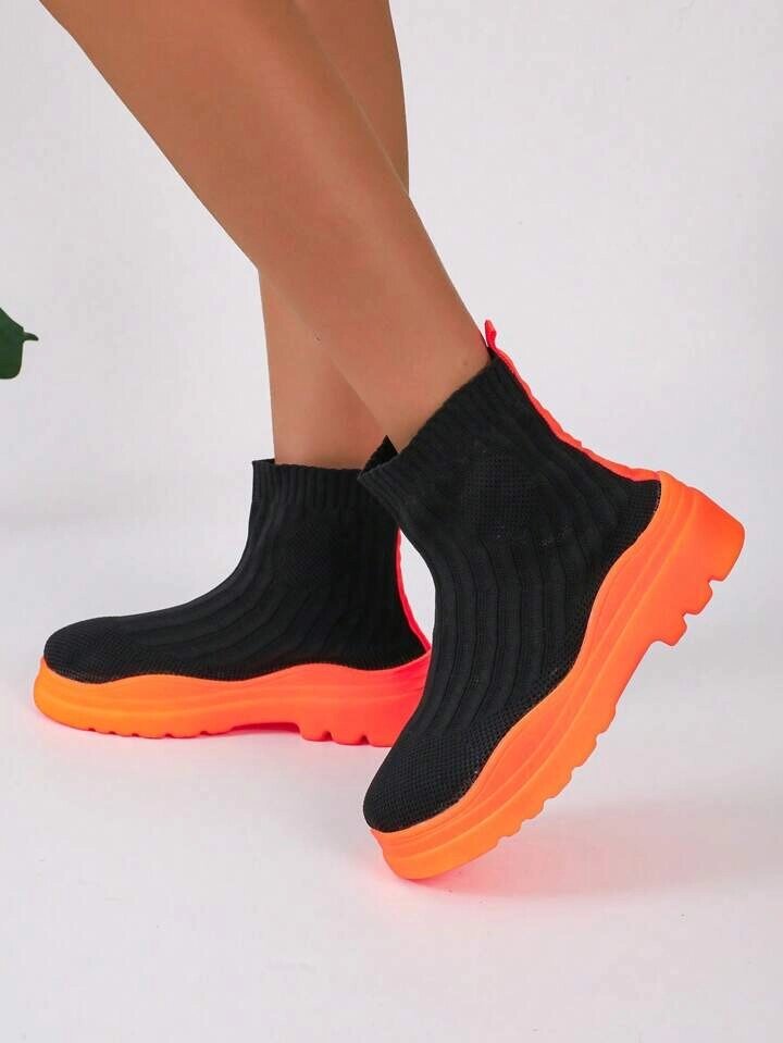 Жіночі кросівки високі трикотажні чорного кольору на яскрво оранжевій підошві неон 37-41 від компанії Elektromax - фото 1