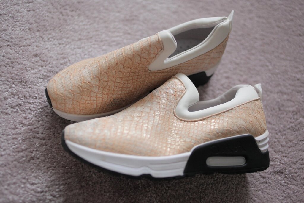 Жіночі кросівки золотисті з резинками під пітона 36-38 від компанії Elektromax - фото 1