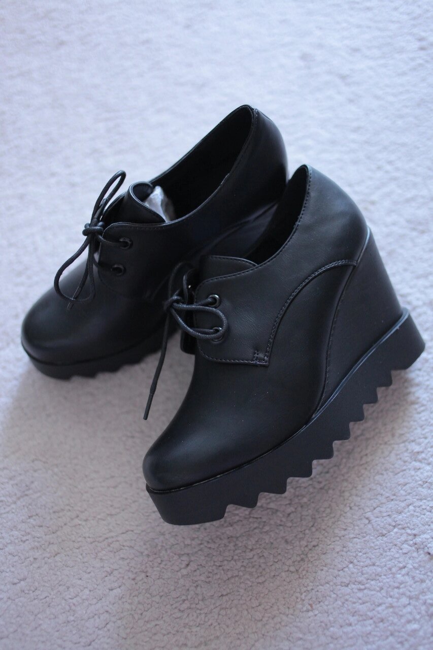Жіночі туфлі чорні шкіра на танкетці 9 см зі шнурками 35-40 від компанії Elektromax - фото 1